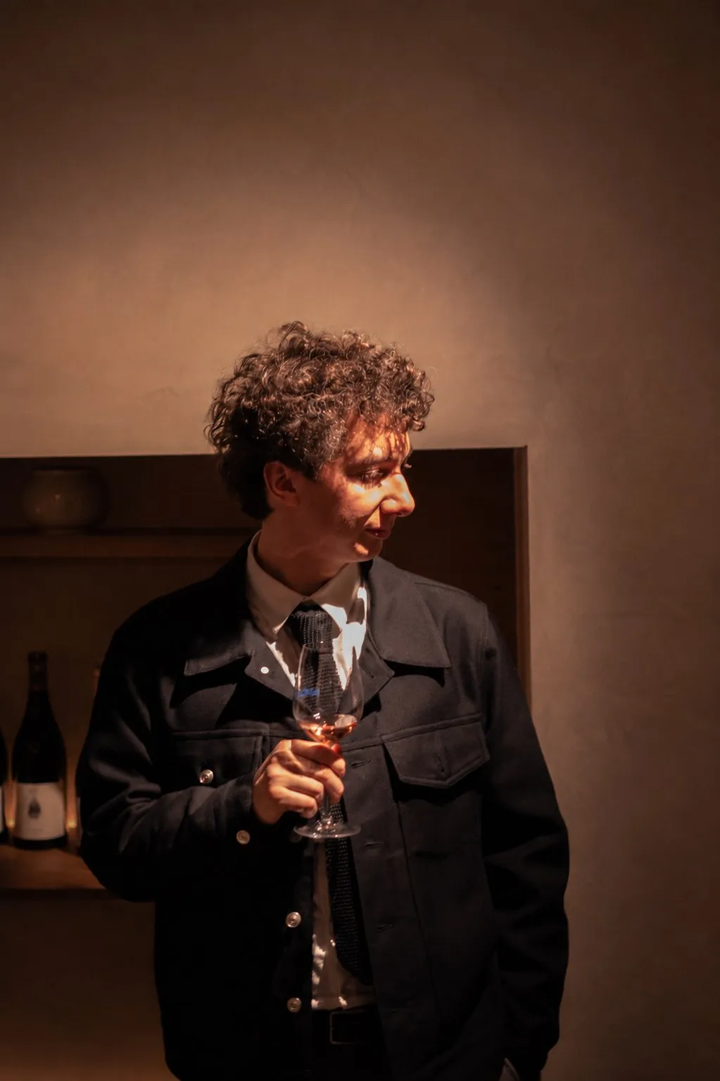 Portrait d'Alexandre Gérard, un verre à la main.
