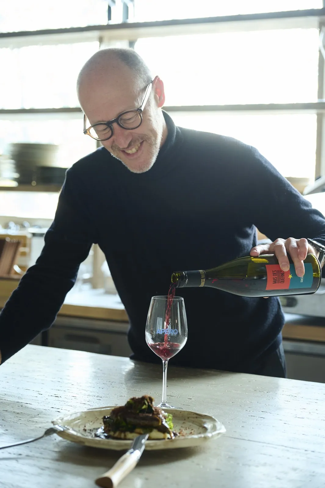 Portrait de Guillaume Dupérier, servant un verre de vin.