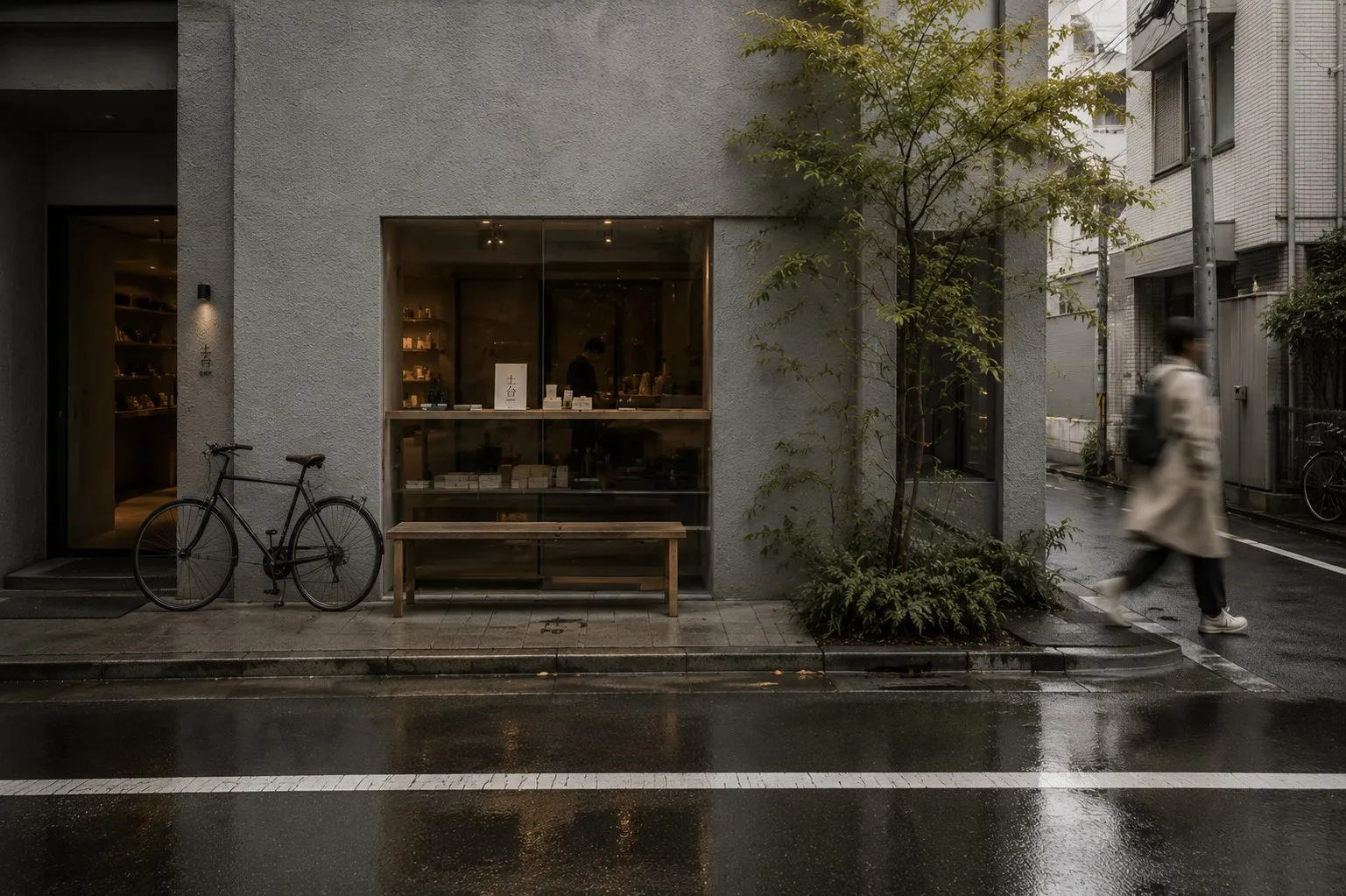 Devanture d'un lieu 土台 sur une rue de Tokyo, un matin de pluie.